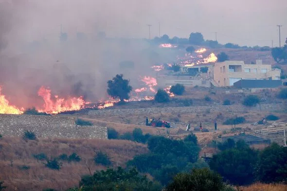 ギリシャ・クレタ島で大規模山火事、8000人が緊急避難 消防士2人死亡