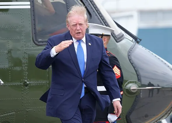 トランプ大統領、強風で“トレードマークの髪”が飛ばされ大爆笑「カツラが逃げ出そうとしてる」