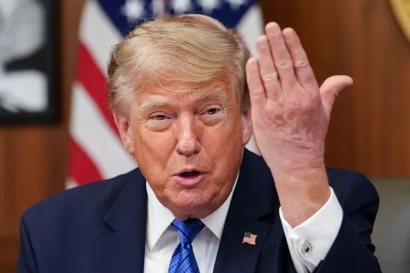 トランプ氏、草と人間を比較する奇妙な演説で側近が会見強制終了