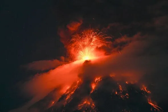 グアテマラでフエゴ山が噴火、溶岩の噴水300メートル 250人避難