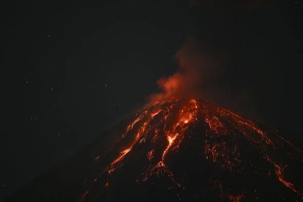 グアテマラでフエゴ山が噴火、溶岩の噴水300メートル 250人避難