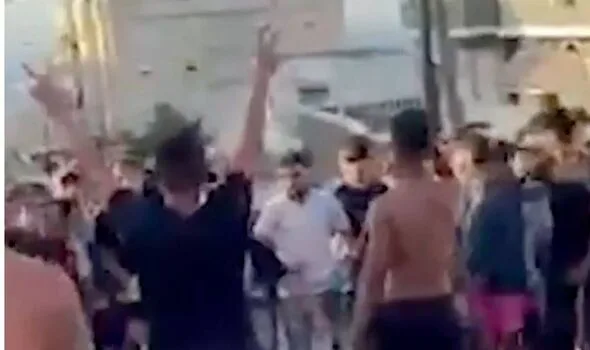「アッラーフ・アクバル」の大群衆がスペイン領に殺到、警察と乱闘寸前の騒乱に