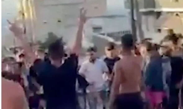 「アッラーフ・アクバル」の大群衆がスペイン領に殺到、警察と乱闘寸前の騒乱に