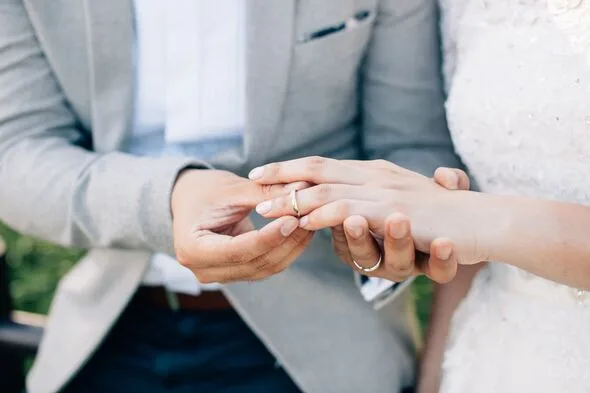 姉妹3人が同じ男性と結婚「離れたくなかった」インドで波紋