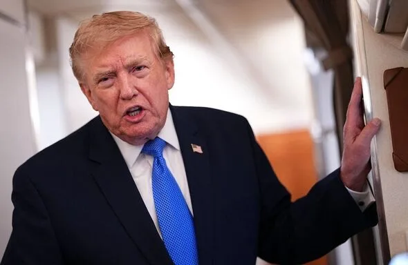 トランプ大統領がエルビス・プレスリーのAI画像を投稿、ファン激怒「笑いもの」