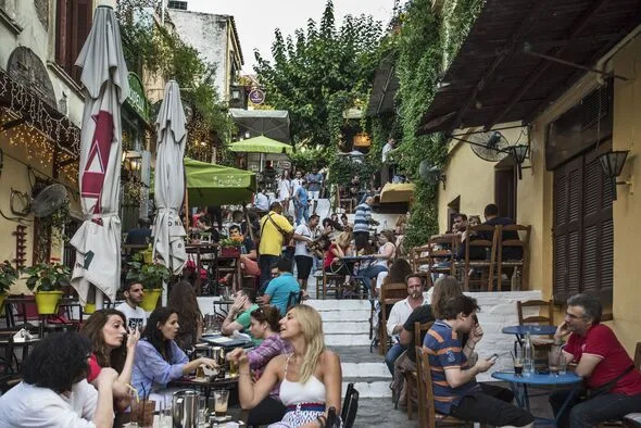 ギリシャで午後1時から5時まで屋外労働禁止、気温42度で非常事態