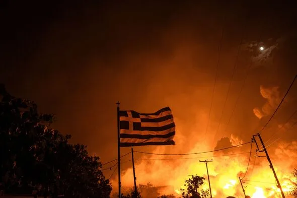 ギリシャ山火事、クレタ島で約8000人が避難…消防士2人死亡