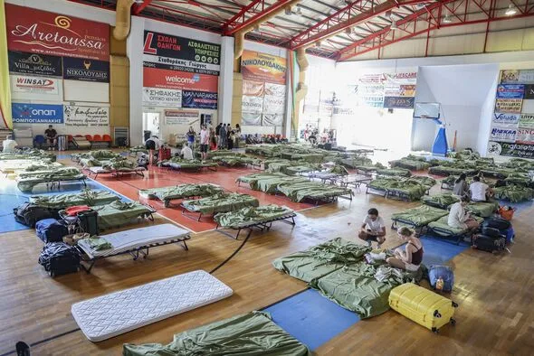 ギリシャ山火事、クレタ島で約8000人が避難…消防士2人死亡