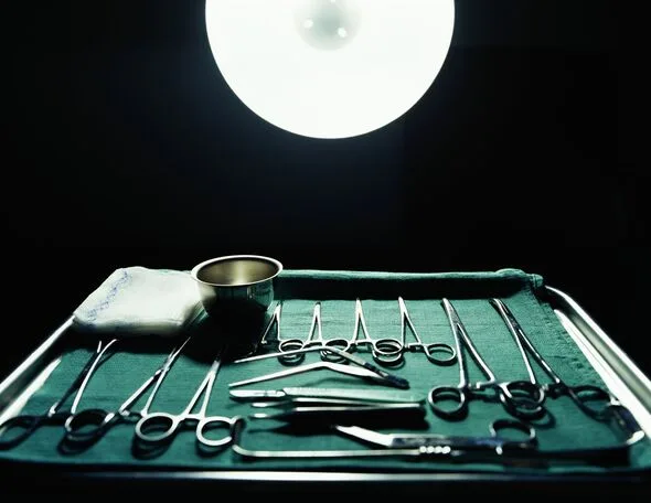 18cmのハサミを腹に置き忘れられた女性、3カ月間の激痛で生死の境をさまよう