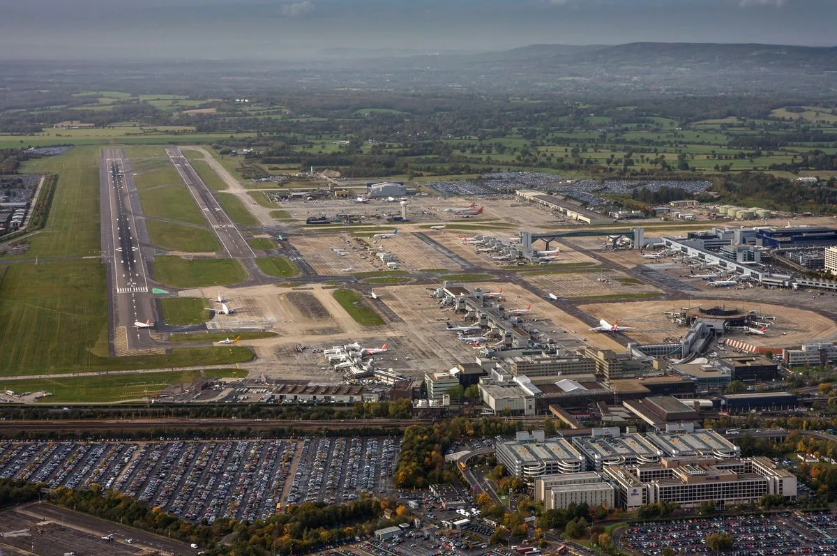 ロンドン上空で旅客機のすぐ横を“空飛ぶ円盤”が通過…パイロットが証言