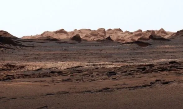 火星で「多角形の海」発見 NASA科学者も息をのむ光景