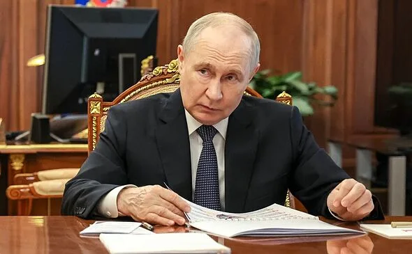ゼレンスキー氏公開の“製油所火災”映像、ロシア領内800キロ地点で黒煙