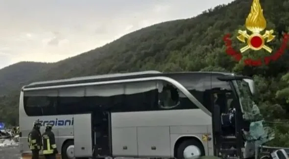 イタリア観光地でバスがキャンピングカーと正面衝突、6人死亡26人負傷