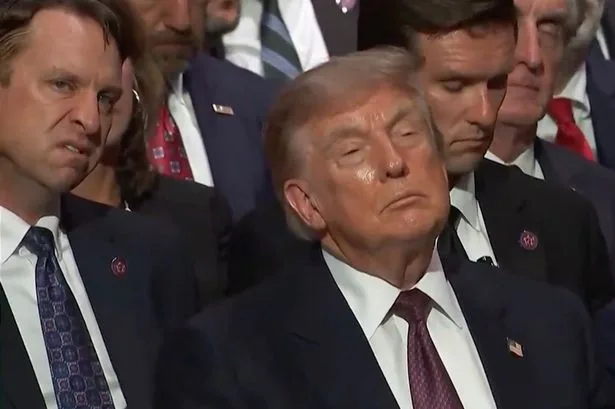 トランプ大統領、友人の葬儀で“まさかの爆睡&異臭騒ぎ”？後ろの男が死にそうな顔に