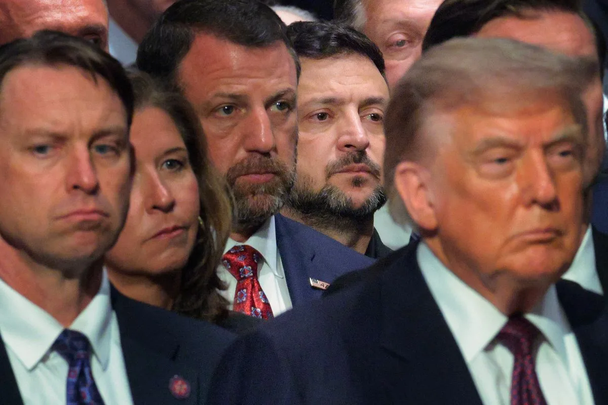 トランプ大統領、友人の葬儀で“まさかの爆睡&異臭騒ぎ”？後ろの男が死にそうな顔に