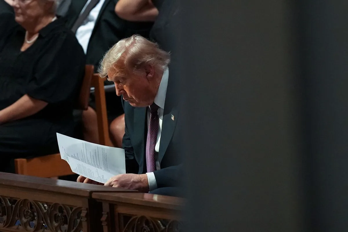 トランプ大統領、友人の葬儀で“まさかの爆睡&異臭騒ぎ”？後ろの男が死にそうな顔に