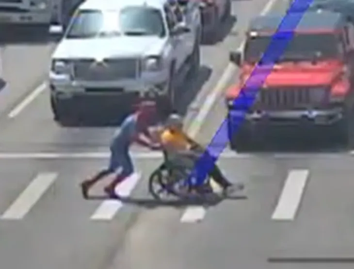 スパイダーマンが本当に人助け！車いすの男性を6車線から救出