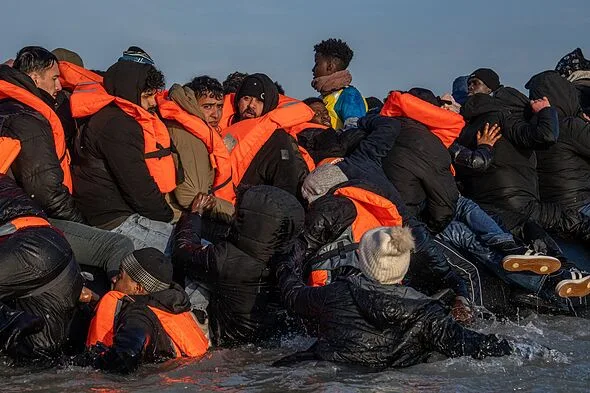 英仏海峡密航、最多はエリトリア出身者 1隻あたり過去最多72人に