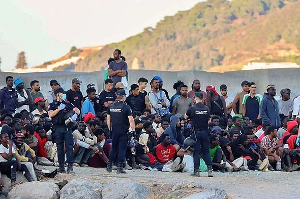 スペイン領セウタに3000～5000人不明、子どもは「帰還不可能」と首長悲痛