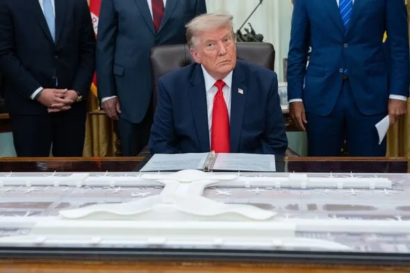 トランプ氏が英新首相に「北海油田を掘れ」と警告、風力発電を「衰退の証」と一刀両断