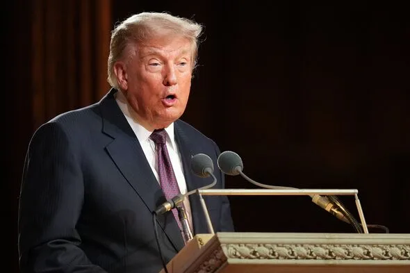 トランプ氏、葬式でティックタック投げ入れ失敗→大炎上