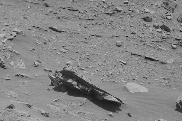 火星に「未爆発のエイリアンミサイル」？NASAの写真が巻き起こす超常バトル